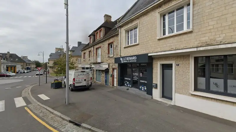 Vue de la rue devant DH Autos, Les Monts d'Aunay