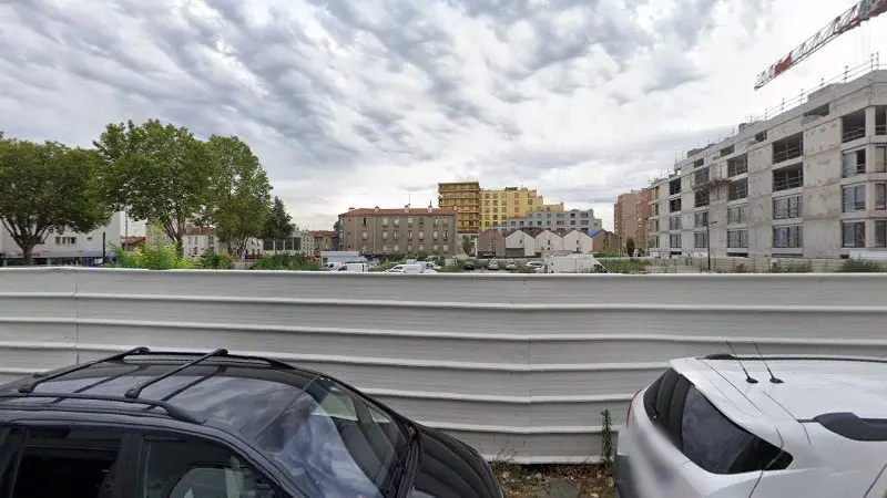 Vue de la rue devant Axial Carosserie Parizot La Vache Noire, Bagneux