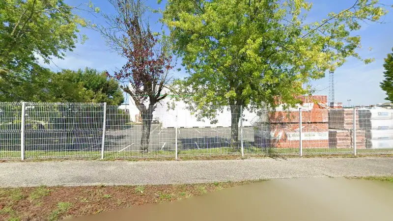 Vue de la rue devant ADMN Garage Poids Lourds Utilitaires Voiture Occasions Machines Agricoles Engins de Travaux Publics Dépannage 7j/7 24h/24, Surgères