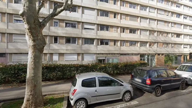 Vue de la rue devant Zen Pieces Auto, Villeurbanne