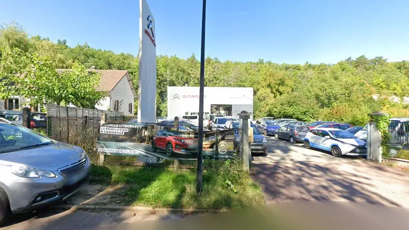 Vue de la rue devant Garage De La Chalouette - Citroën, Chalo-Saint-Mars