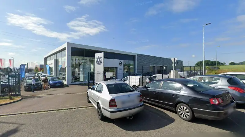 Vue de la rue devant COURTOISE MOTORS - Skoda, Jaux