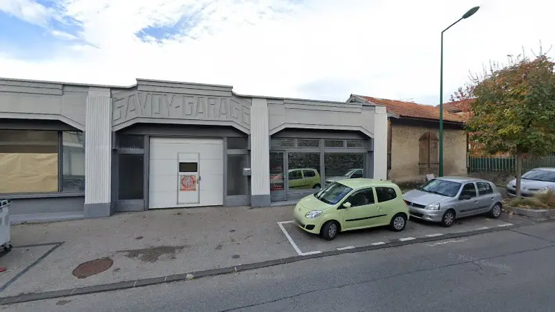 Vue de la rue devant Savoy - Garage, Évian-les-Bains