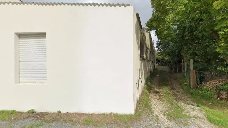 Vue de la rue devant Atelier 21 - Entretien et réparation véhicules anciens, vente de pièces détachées, Chaniers