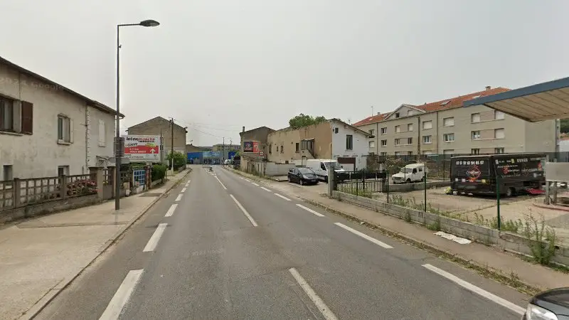 Vue de la rue devant BSU PRESTIGE, Givors