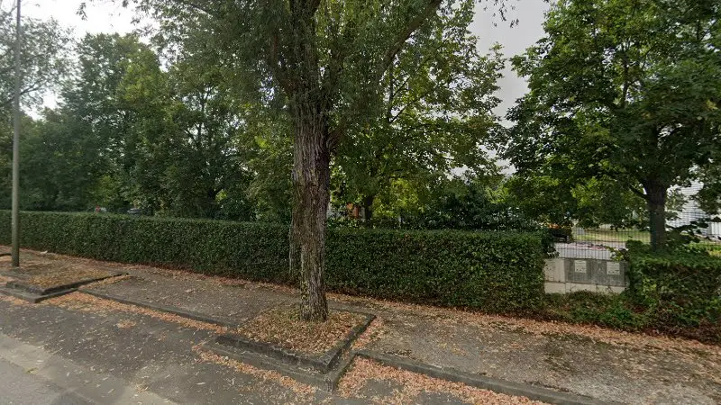 Vue de la rue devant Aspi, Magny-les-Hameaux