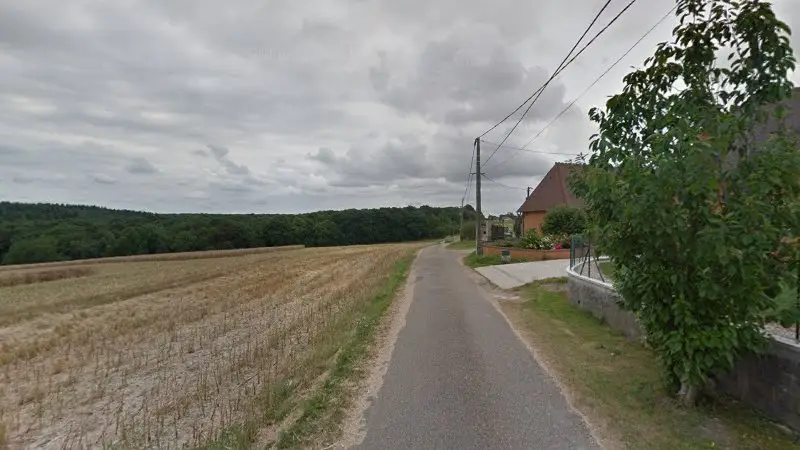 Vue de la rue devant NO LAND MEN MOTORCYCLE, Amfreville-les-Champs