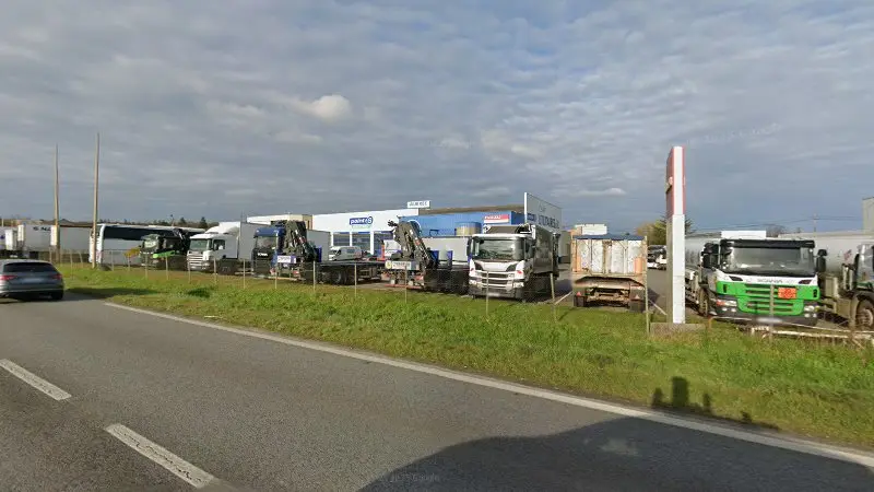 Vue de la rue devant Tech Truck Centre Utilitaires, Vern-sur-Seiche