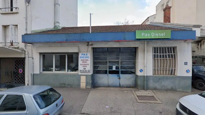 Vue de la rue devant Pax Diesel, Villeurbanne