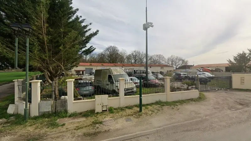 Vue de la rue devant AK AUTO, Villiers-en-Bière