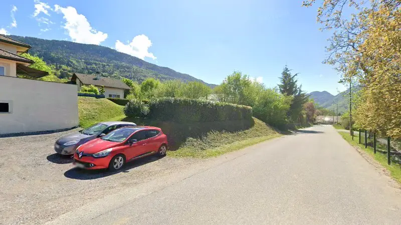 Vue de la rue devant Autoprimo - Garage Freire, Nâves-Parmelan