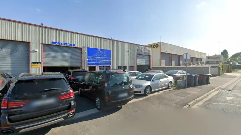 Vue de la rue devant Garage RF Carrosserie, Guignes