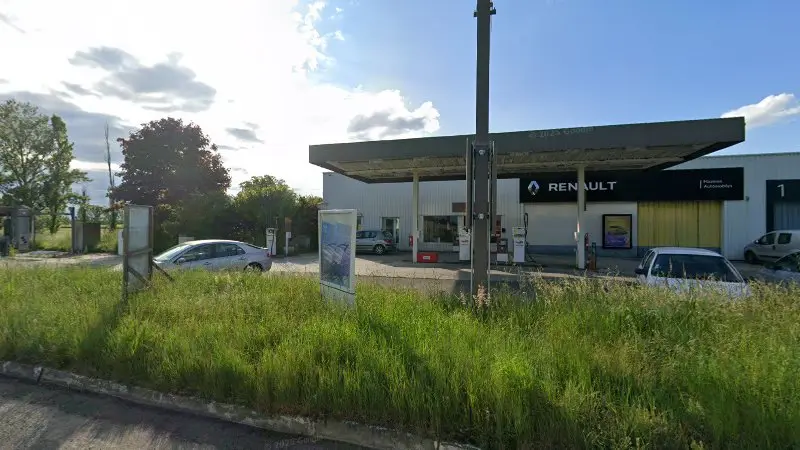 Vue de la rue devant SARL MAZERES AUTOMOBILES, Mazères