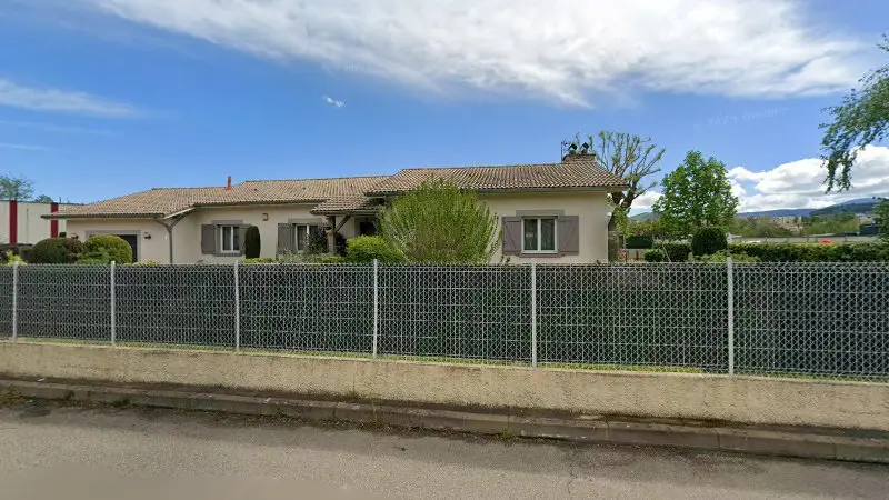 Vue de la rue devant BF Carrosserie, La Grand-Croix