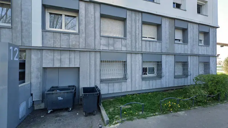 Vue de la rue devant Autopiecesik69, Vaulx-en-Velin