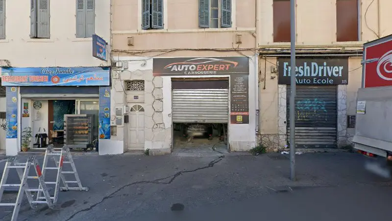 Vue de la rue devant AUTO EXPERT CARROSSERIE, Marseille