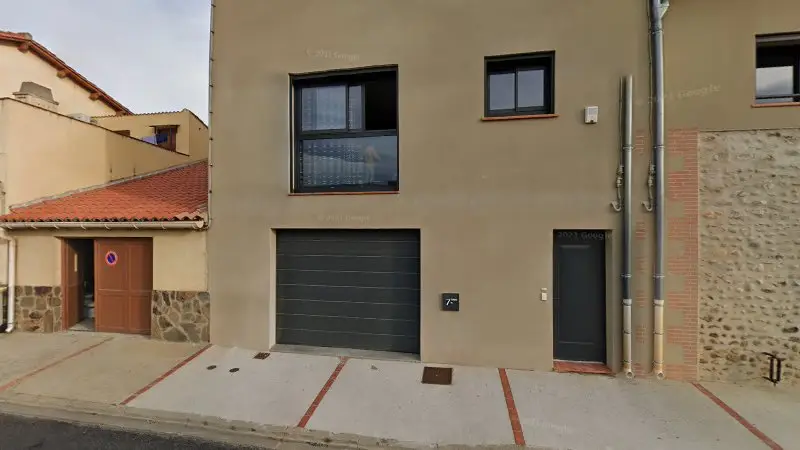 Vue de la rue devant VM Garage et Nettoyage, Saint-Féliu-d'Amont