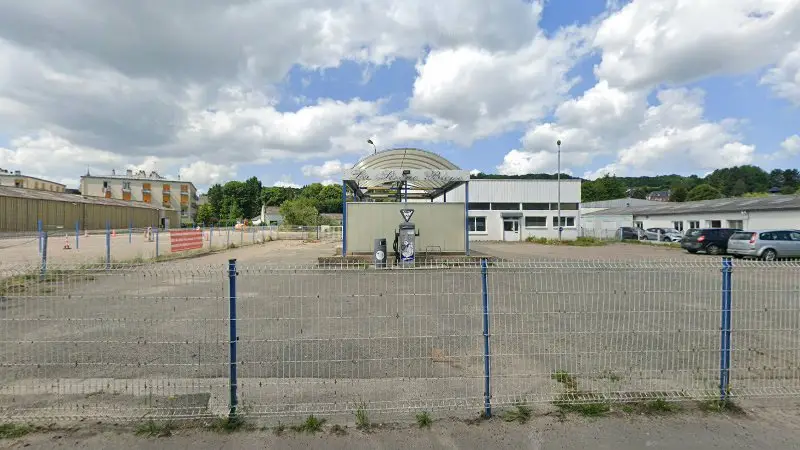 Vue de la rue devant France Pare-Brise Aumale, Aumale