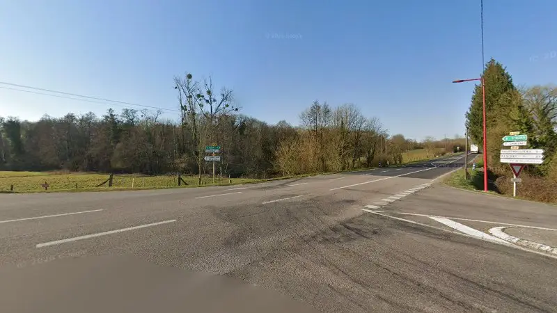 Vue de la rue devant SOS pièces auto moto, Baudonvilliers