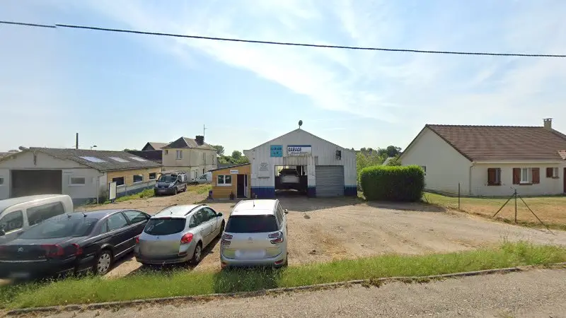 Vue de la rue devant garage, Saint-Martin-Osmonville