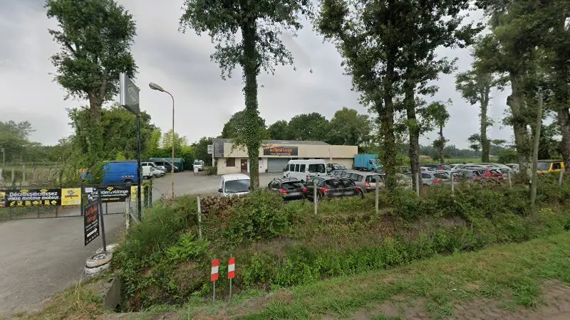 Vue de la rue devant Aut'Ôpital Garage, Saint-Vincent-de-Paul