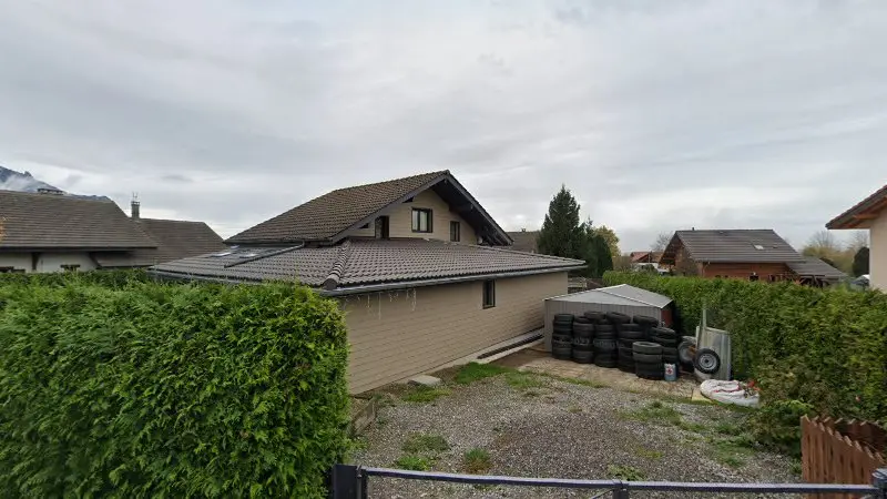 Vue de la rue devant Garage Dechenaux, Vinzier