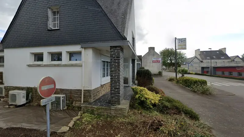 Vue de la rue devant Garage Du Porzay, Plonévez-Porzay