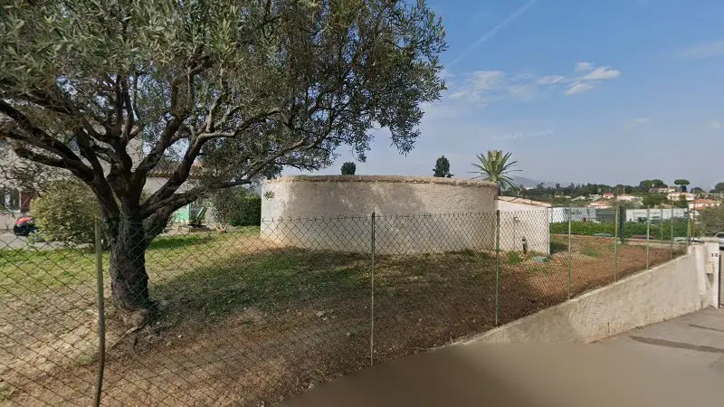 Vue de la rue devant Carrosserie de Montaleigne, Cagnes-sur-Mer