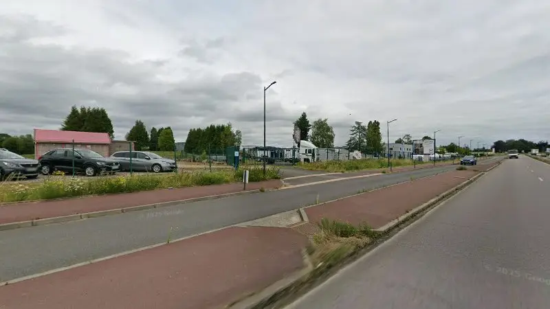 Vue de la rue devant Garage Lesieur, Lisieux