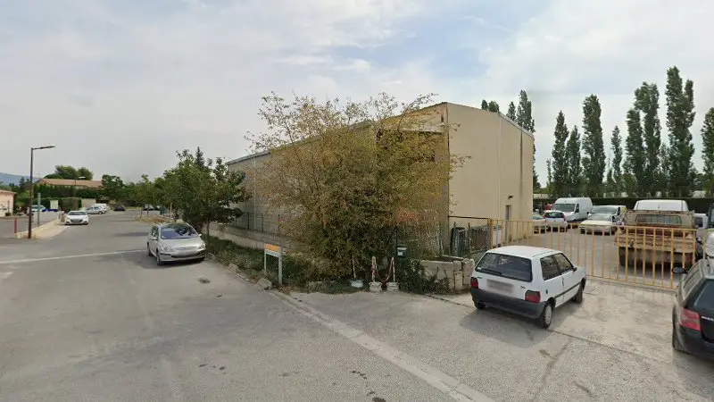 Vue de la rue devant Garage Valentin, L'Isle-sur-la-Sorgue