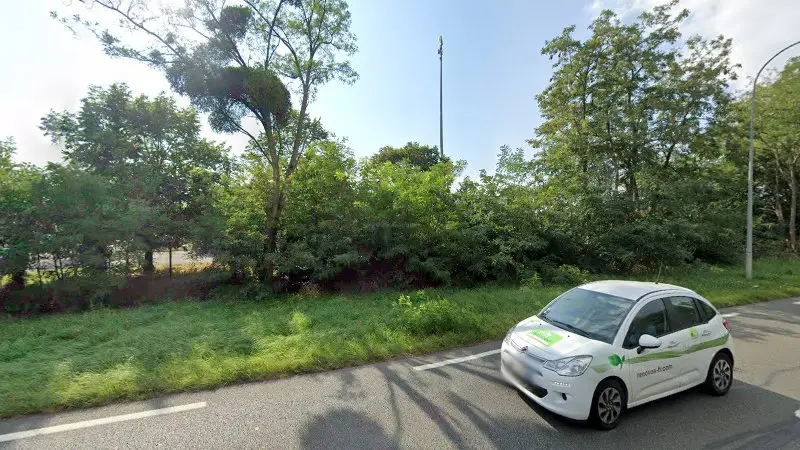 Vue de la rue devant LMX AUTO REMORQUAGE, Les Mureaux