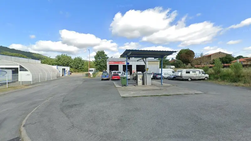 Vue de la rue devant Motrio - Garage Cédric Vermande, Livinhac-le-Haut