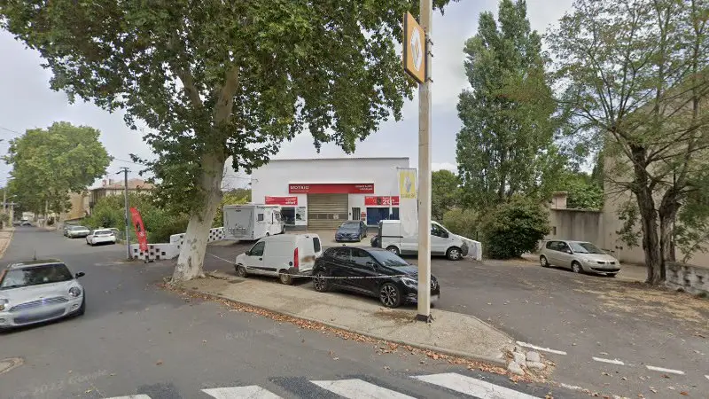 Vue de la rue devant Espace Auto Magalas - Motrio, Magalas
