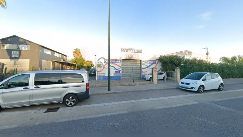 Vue de la rue devant Garage Latrasse Tilt Auto, Hyères
