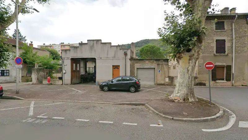 Vue de la rue devant Garage du 8 mai, Tournon-sur-Rhône