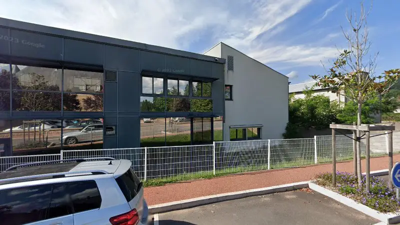 Vue de la rue devant Carrosserie Fusil, Chauffailles