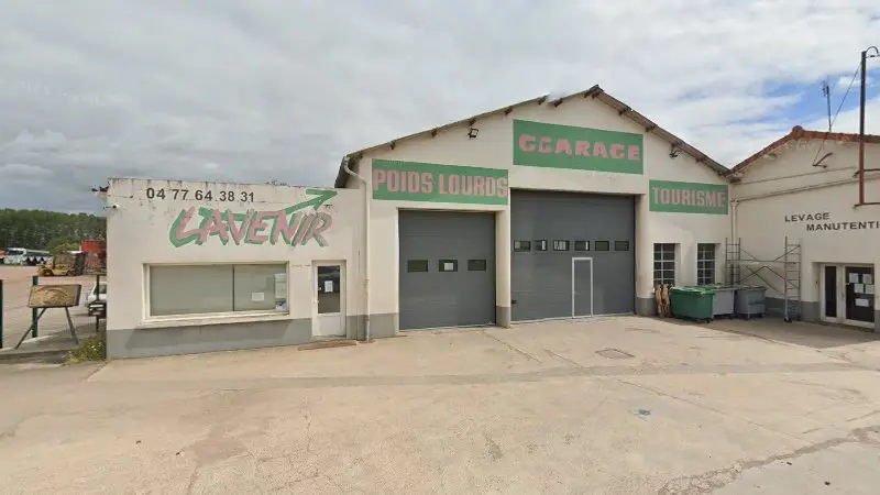 Vue de la rue devant Poids Lourds Tourisme, La Pacaudière