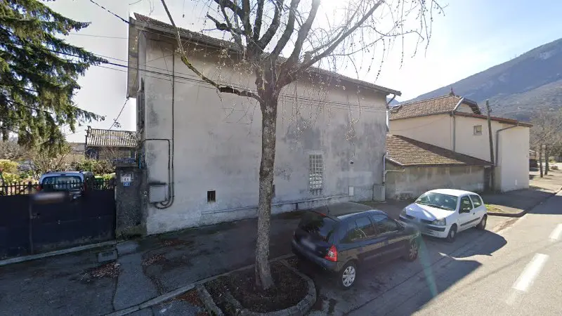 Vue de la rue devant Carrosserie Genin Se, Fontaine