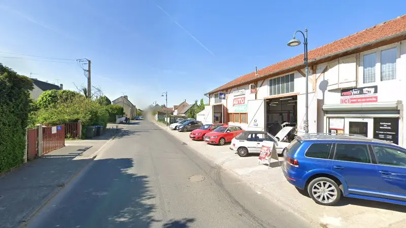 Vue de la rue devant Le Garage de Mareuil, Mareuil-lès-Meaux