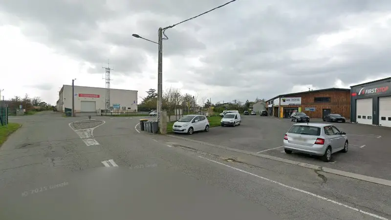 Vue de la rue devant France Pare-Brise - Chez FirstStop, Carbonne
