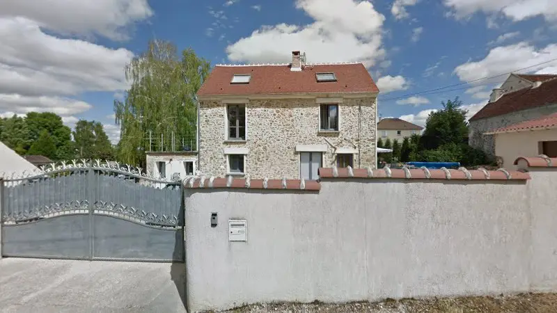 Vue de la rue devant ID PARE-BRISE, Signy-Signets
