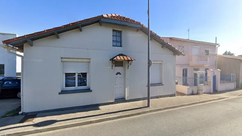Vue de la rue devant Vert et Jaune Automobiles, Villeneuve-lès-Avignon