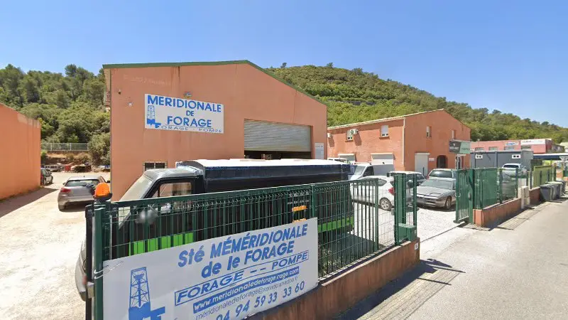 Vue de la rue devant LM Auto 83, Saint-Maximin-la-Sainte-Baume