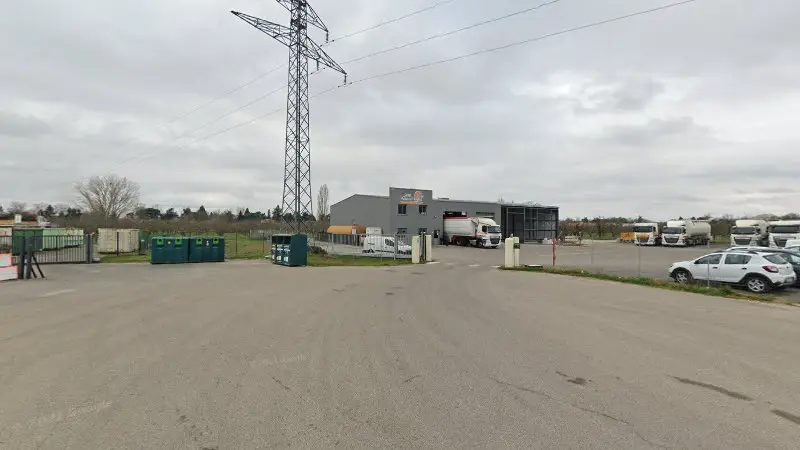 Vue de la rue devant Garage Poids Lourds Aubrais, Sainte-Livrade-sur-Lot