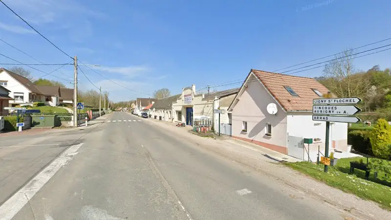 Vue de la rue devant Ternois Pieces, Roëllecourt