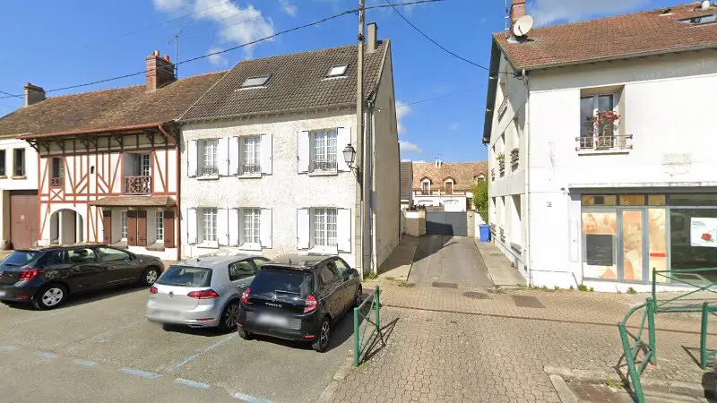 Vue de la rue devant TLS Motorsport, Les Essarts-le-Roi