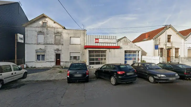 Vue de la rue devant Garage Lancelot, Ferrière-la-Grande