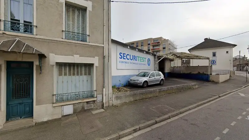 Vue de la rue devant Sécuritest Contrôle Technique Automobile MANTES LA JOLIE, Mantes-la-Jolie