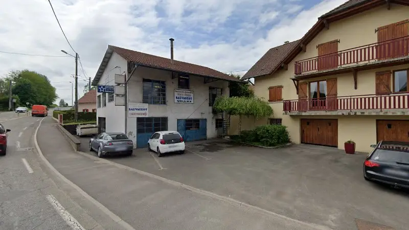 Vue de la rue devant Carrosserie SAUVAGEOT, Pérouse