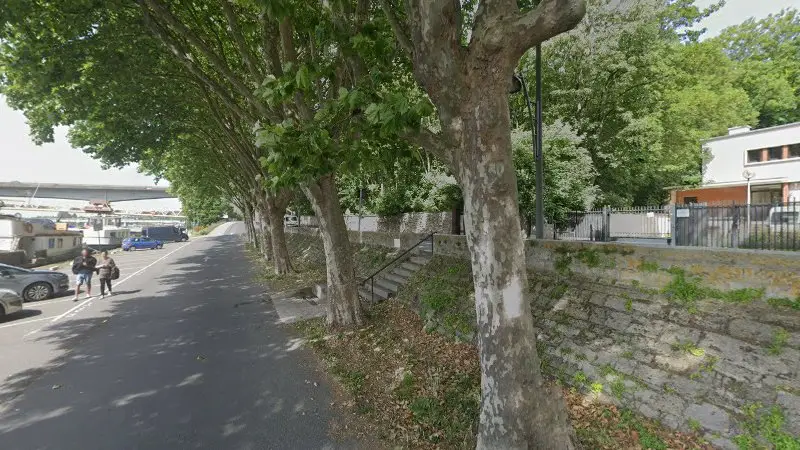 Vue de la rue devant Station réparation et gonflage vélo + point d'eau, Conflans-Sainte-Honorine
